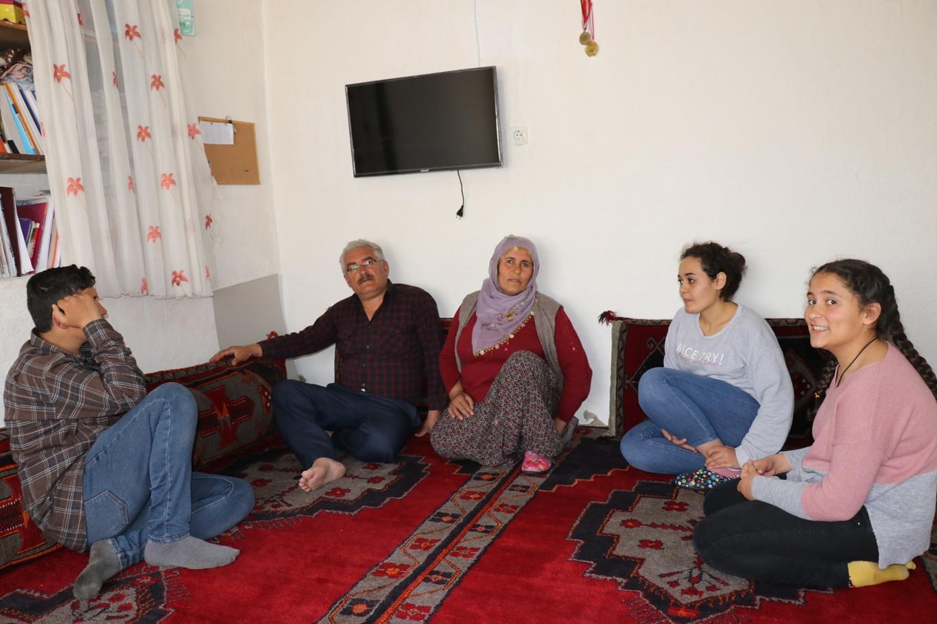 Televizyonları olmadığı için uzaktan eğitim alamayan öğrencinin hayalini eğitimciler gerçe